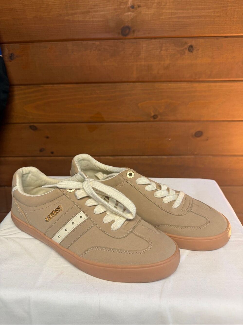 Guess Loui sneakers beige /white Sz 9.5